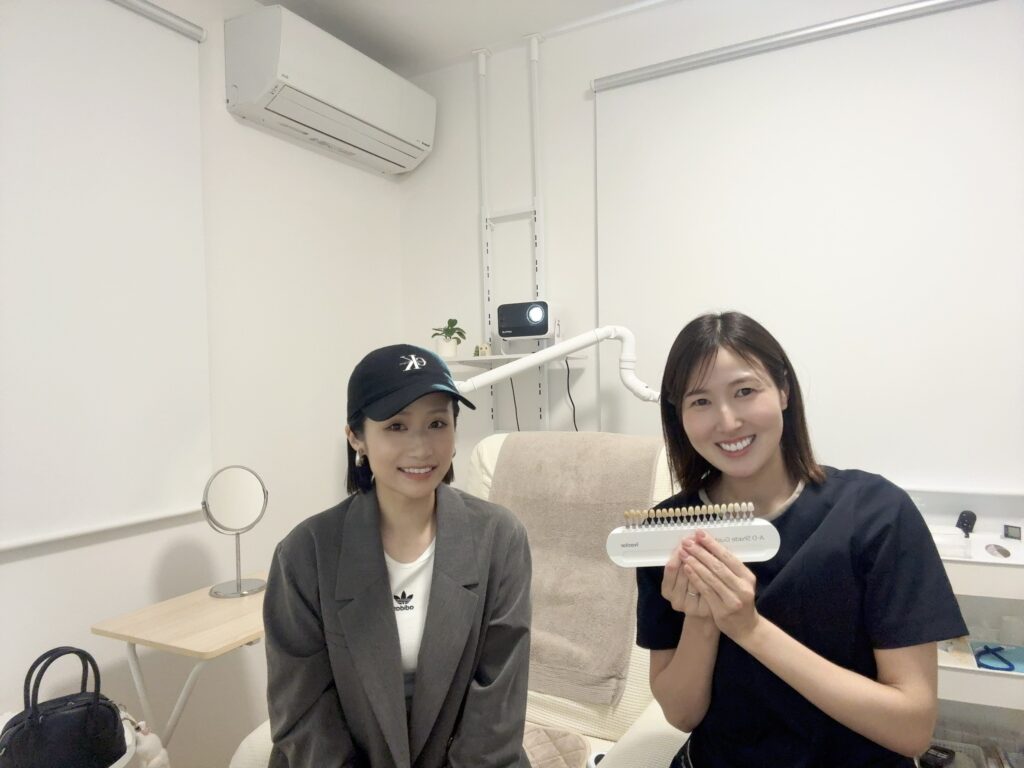 静岡店 施術ルームでスタッフとお客様（イメージ）