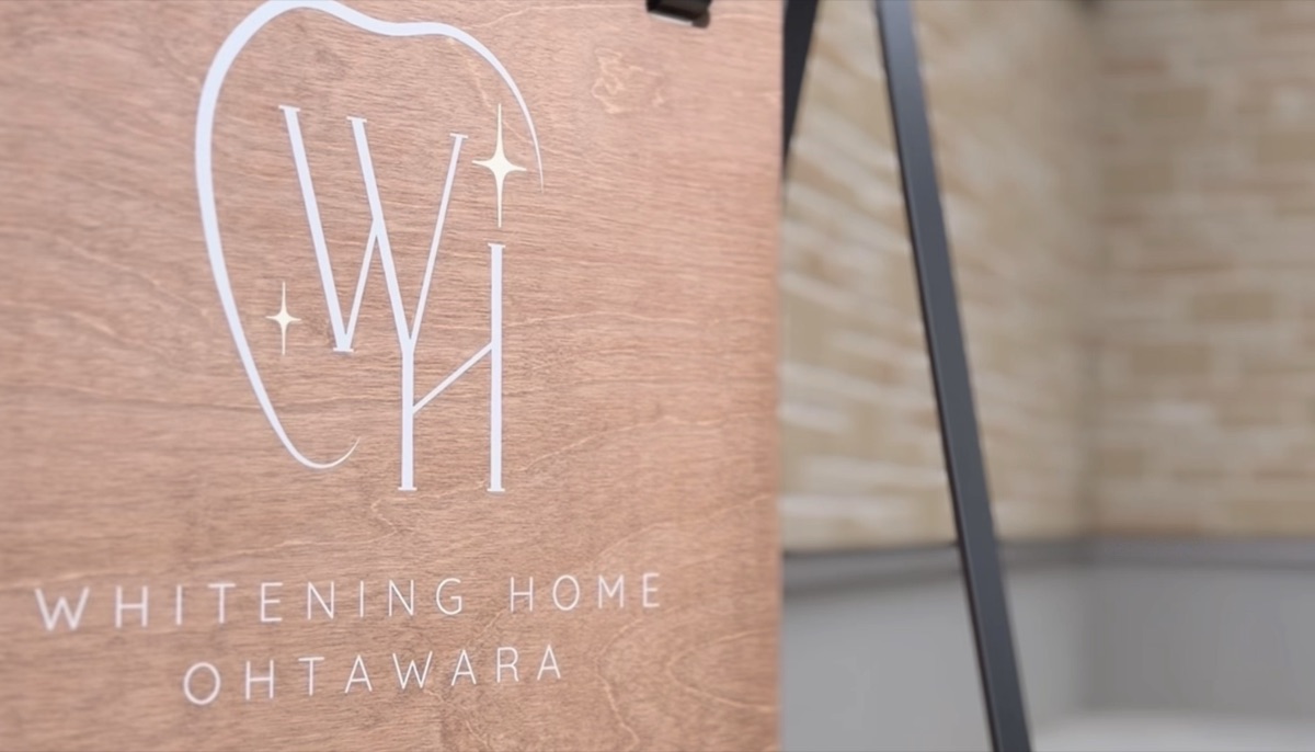 WHITENING HOMEのサロン看板